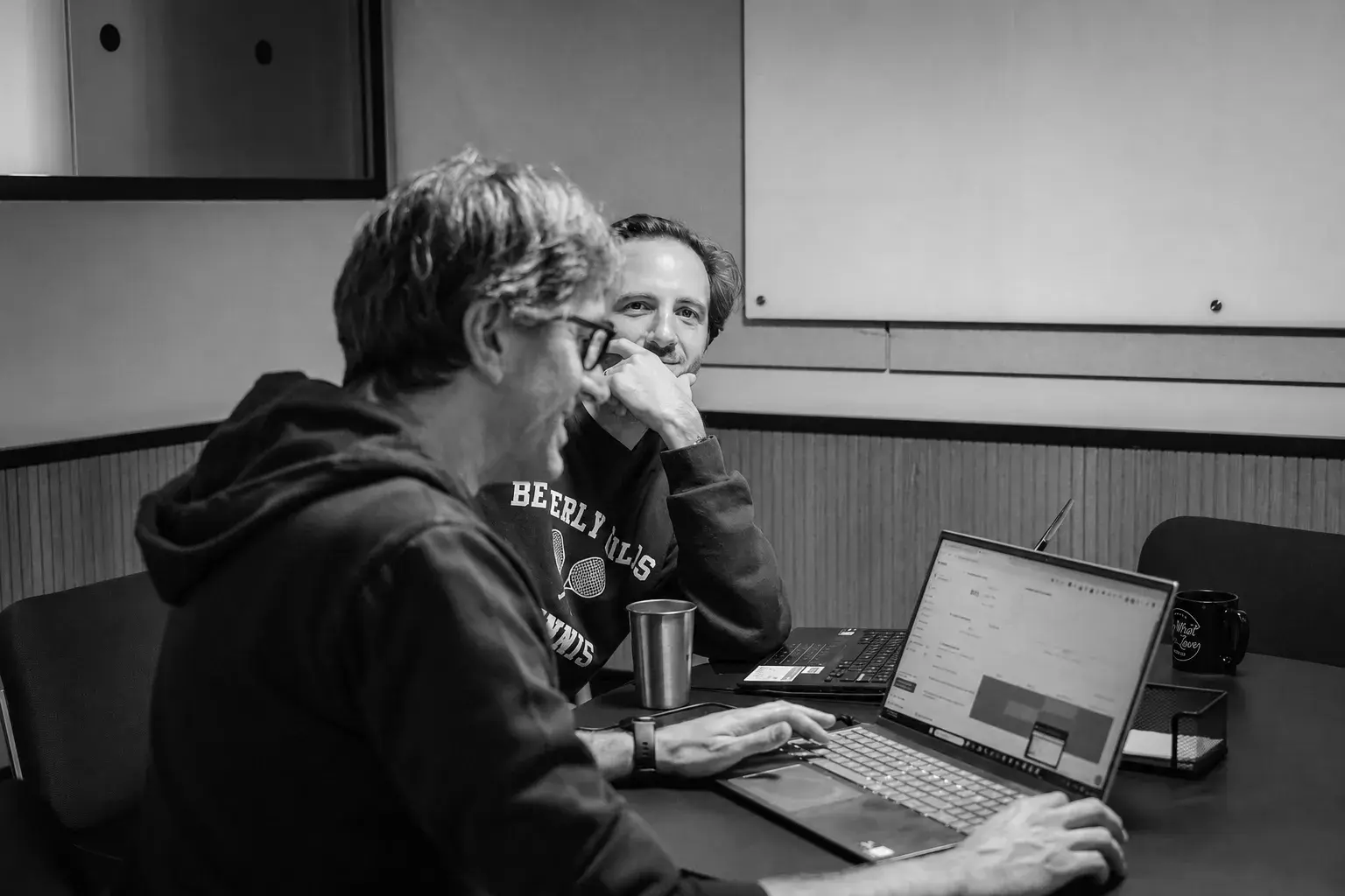 L'équipe UXIA derrière Artos, au travail sur des dossiers d'appels d'offres